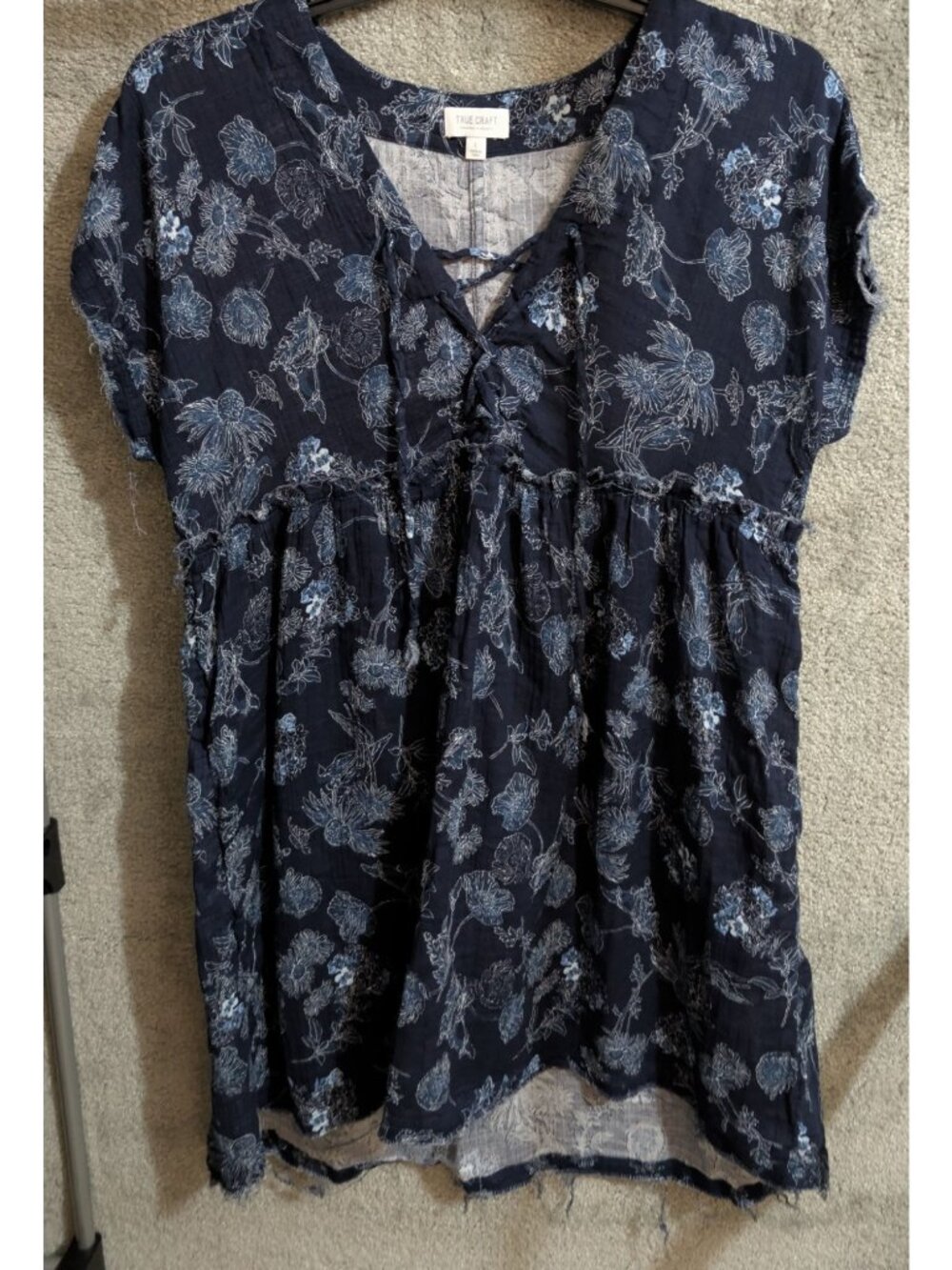 016 TRUE CRAFT Womens Large Blue Floral Babydoll Top Raw Hem Boho